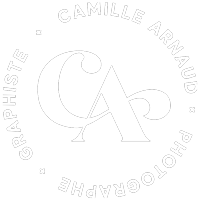 Logo blanc rond Camille Arnaud Photographe et Graphiste